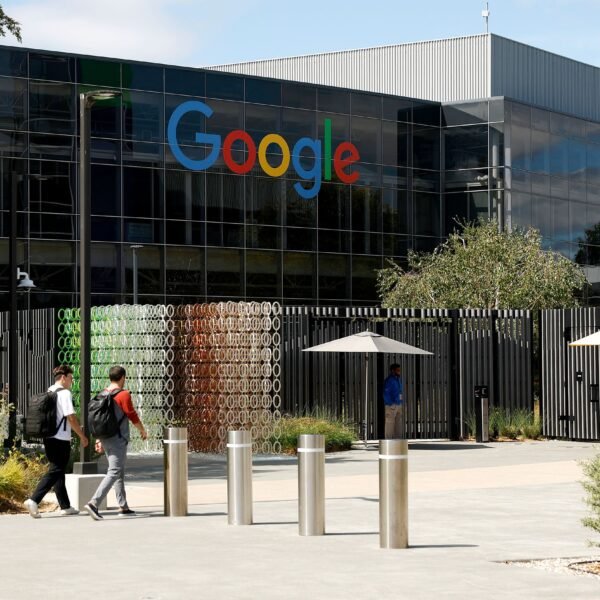 Hundreds of Google AI…