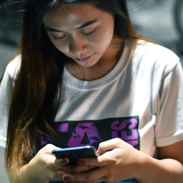 Texting a Random Stranger Better for Loneliness Than Talking to a Chatbot, Study Shows