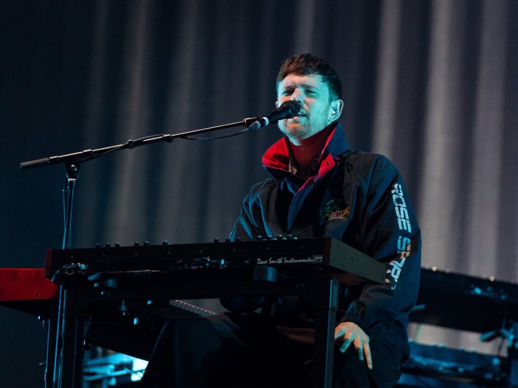 James Blake is frustrated with the “fake” music industry : “If you’re an artist…You’re probably doing better than you think”