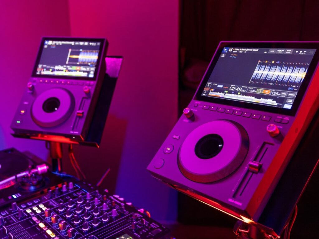 Short on booth space? AlphaTheta’s new CDJ-1500X multi player packs flagship features into a smaller footprint